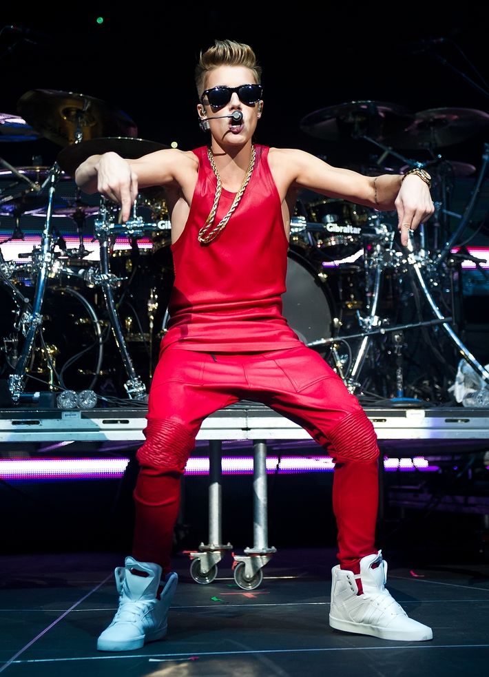 hot bieber take cues on how to style your vibrant color pants from justin bieber 9 tejashexpress.com